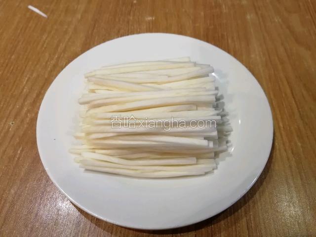 将茭白切丝待用