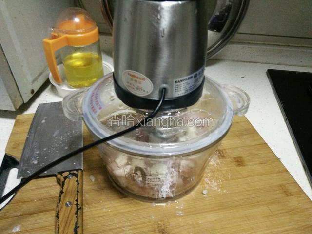 五花肉洗净切成小块，适量的马蹄洗净切丁，一起放在料理机里打成肉蓉。