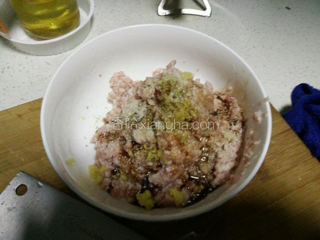打好的肉蓉放在碗中，加入盐、鸡精、生姜末、生抽、白胡椒粉拌匀。