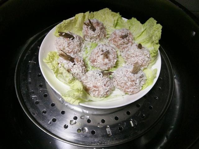 上蒸锅蒸，水开后蒸20分钟即可。