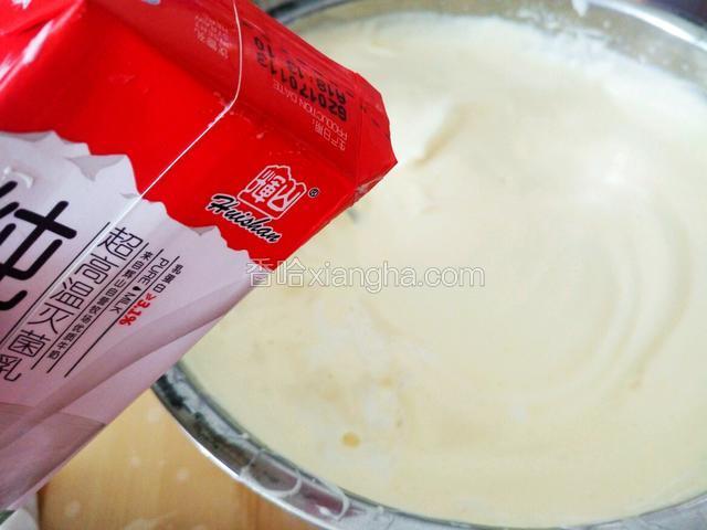 加入牛奶继续搅拌  一定要搅拌均匀 翻看盆地有没有渗出的牛奶