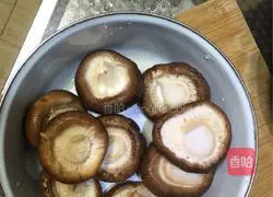 Illustration of how to make mushroom and pork dumplings 2