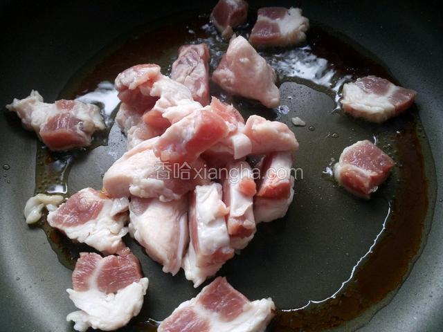 放入切好的五花肉。