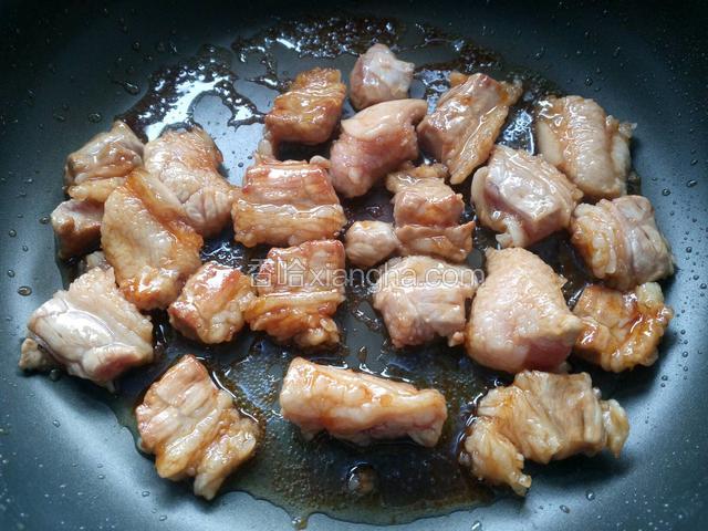 翻炒均匀至每块肉上色。
