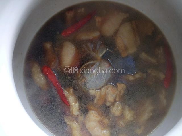 倒入砂锅，小火炖煮一个小时后放入豆泡，再烧半小时加少许盐。留一部分汤汁就可盛出享用。