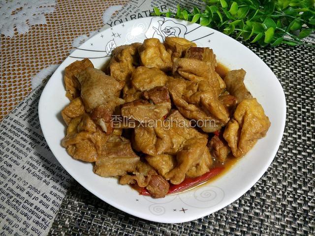 一道美味的豆泡烧肉就做好了。