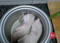 电饭锅酱猪蹄的做法图解1