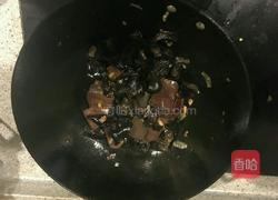 猪血炒木耳的做法图解6