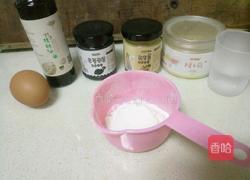 黑芝麻花生酱饼干的做法图解1