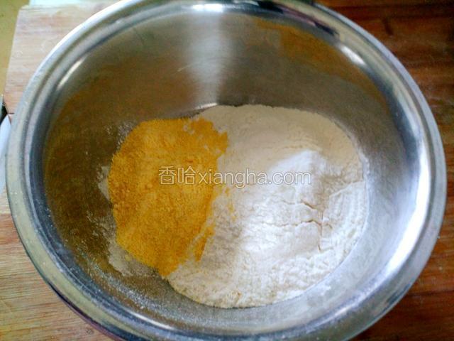 面粉和玉米面粉放入盘里