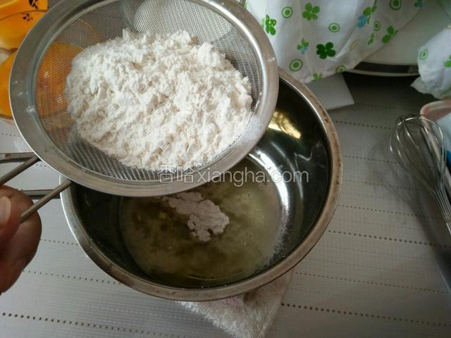 油锅离开炉罩，筛入低筋面粉。