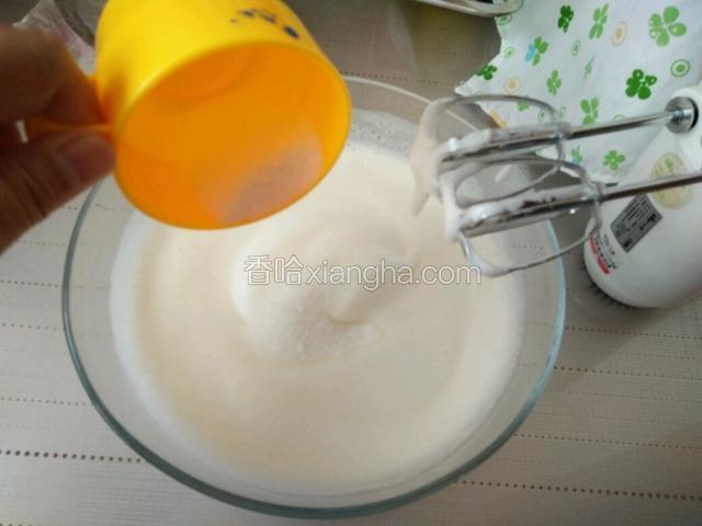 最后一次加糖，打蛋器提高速。