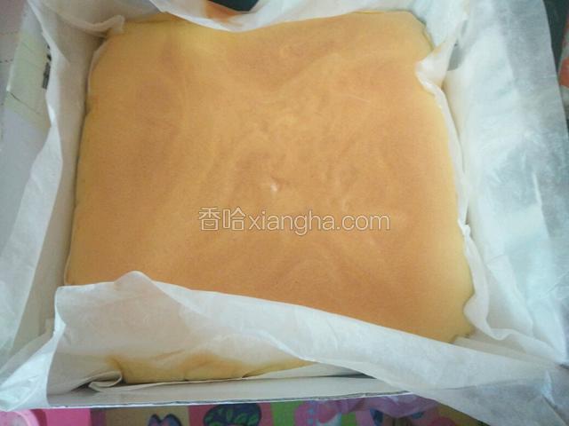 烤好蛋糕出炉，撕掉四边油纸。