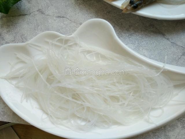 粉丝提前温水泡软，剪短放盘子里