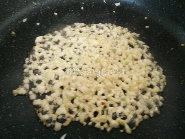 大蒜切末，取一半，小火凉油放进去煸香