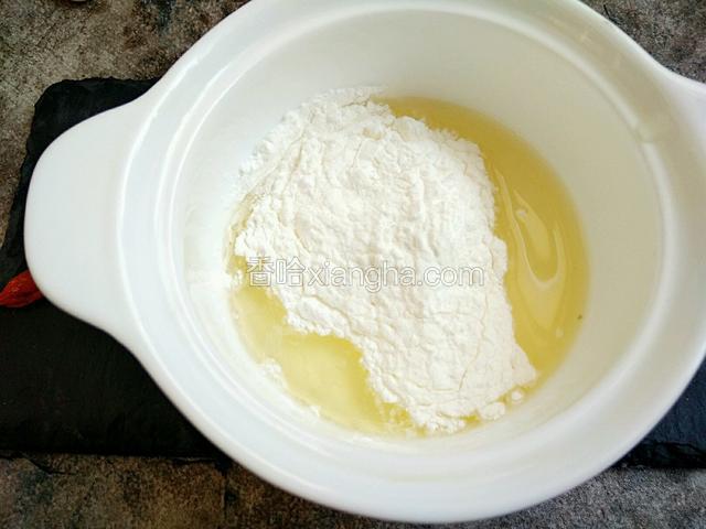 一个蛋清加少许淀粉调匀。