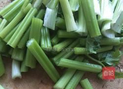 肉炒芹菜木耳的做法图解1