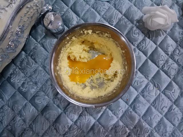 分两次加入蛋黄，用打蛋器打匀