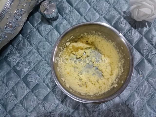 用打蛋器打发至颜色变浅，体力蓬松