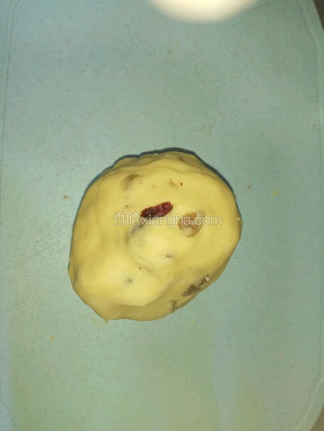 把葡萄干和面团混合均匀的面团