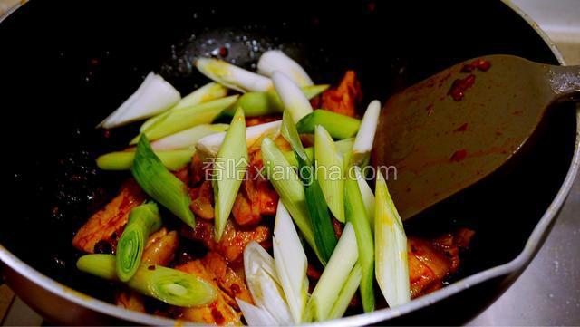 加入青蒜白，加入白糖、盐调味，略翻炒均匀