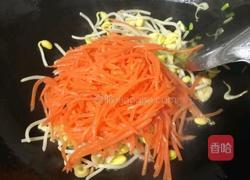 胡萝卜丝炒黄豆芽的做法图解5