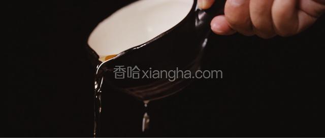 复蒸，取出后，淋一层熟猪油；