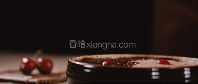用刀把樱桃切成两半，分别放在芋头泥和豆沙馅上做装饰即可。