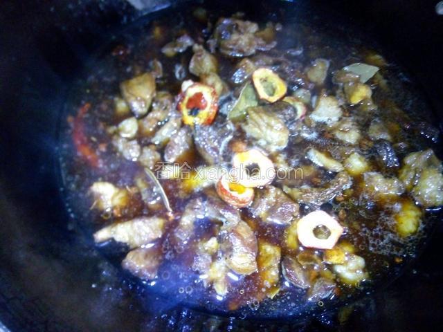 锅里加热水或开水淹住羊肉加盖焖煮一个小时。