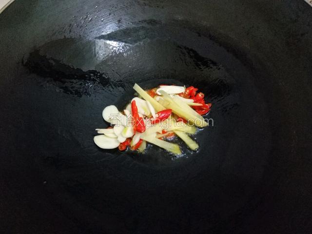 热油下锅，姜蒜，辣椒爆香放点盐（根据自己口味）