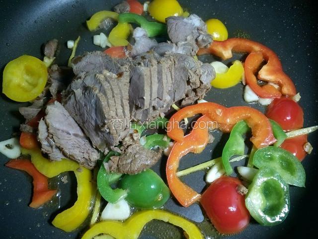 放入切好的卤牛肉。
