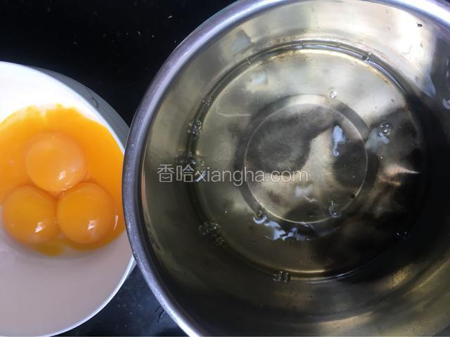 分离蛋黄蛋白到无水无油的盆中