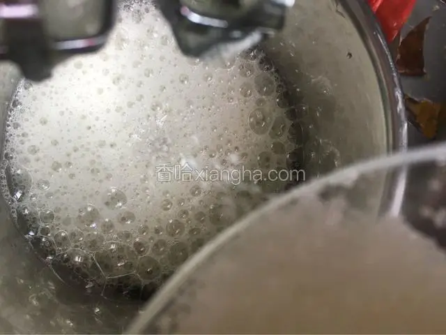 用自动打蛋器低速打发蛋白到粗泡，加入20克的细砂糖