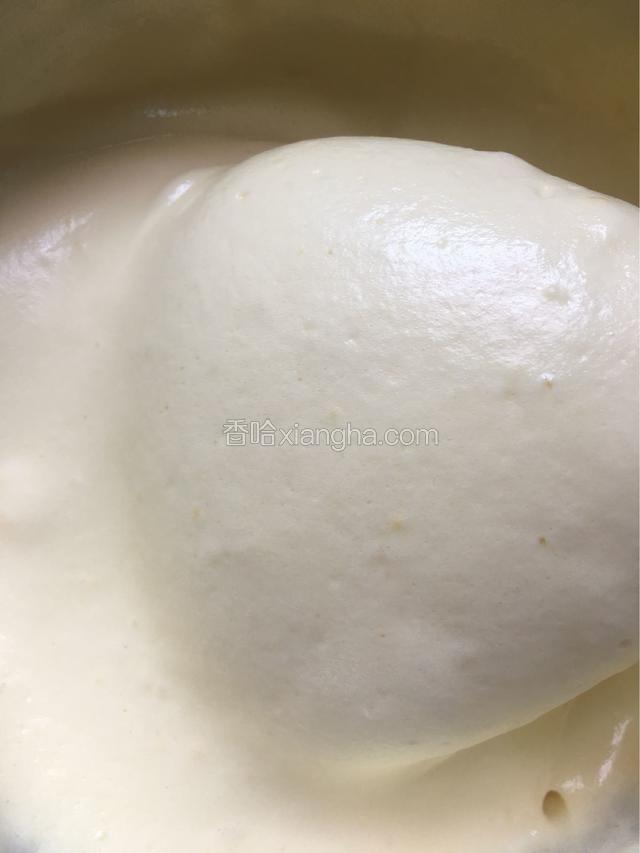 蛋糕糊用炒菜的手法，翻拌均匀