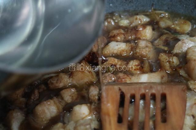 下入一点水煮一会儿