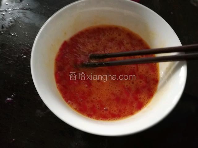 拌匀鸡蛋和火龙果皮碎。