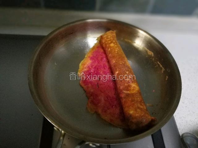 然后蛋饼卷起来。