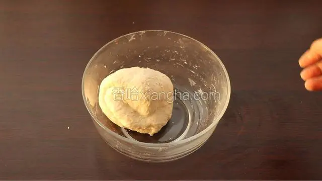 边倒酵母水边搅拌，成絮状后，用手揉成团，密封放在约28度环境下发酵至三倍大，或者冷藏发酵一夜也可以