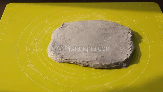 用手按压成矩形