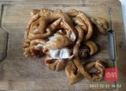 红烧酸辣猪肠的做法图解1