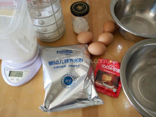 首先准备好所有原材料和两个干净的大盆