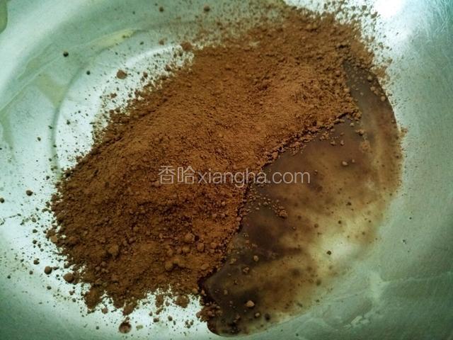 可可粉里加少许温水