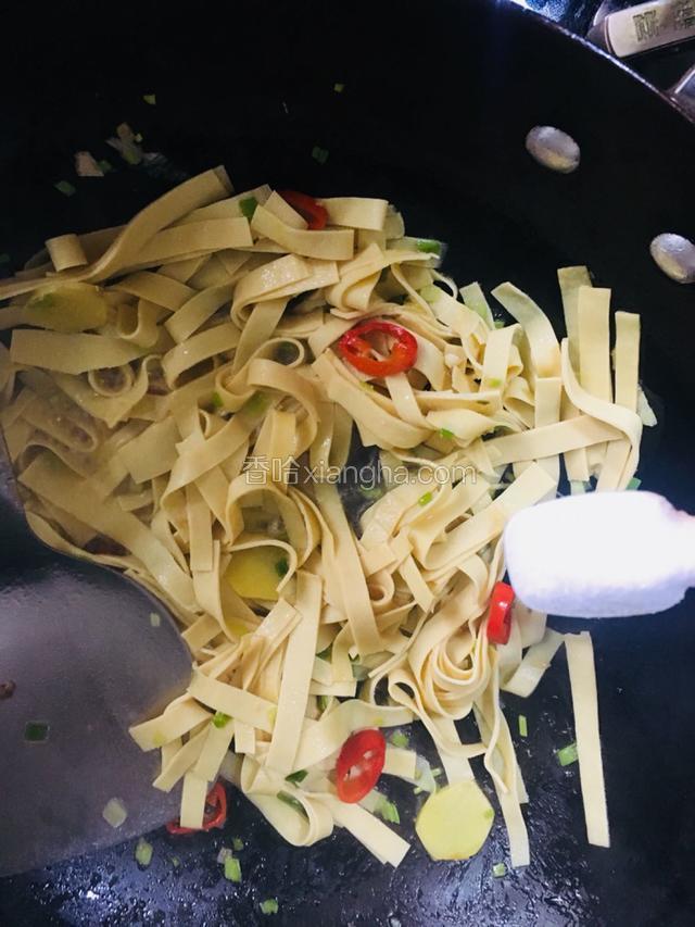 调入盐炒匀