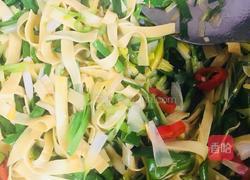 青蒜炒豆腐皮的做法图解24