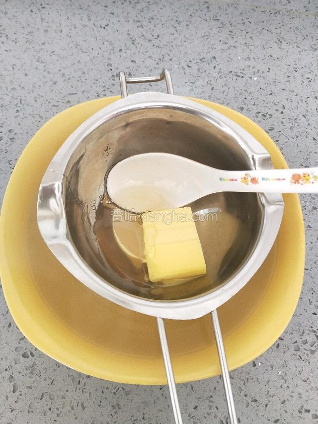 黄油加一勺蜂蜜隔水融化