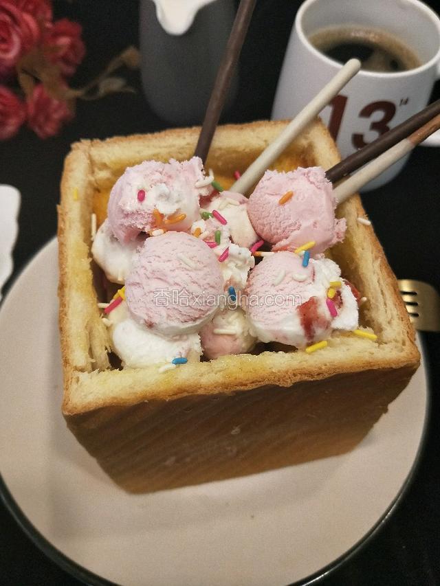 趁热表面装饰冰淇淋球，巧克力棒，彩针糖，因为温度高，冰淇淋容易化了，所以此步没有拍照。配合咖啡，美美的下午茶。
