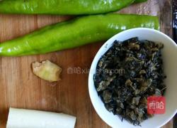 酸菜尖椒炒猪大肠的做法图解3