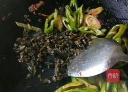 酸菜尖椒炒猪大肠的做法图解6