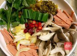 酸菜肉丝米线的做法图解1