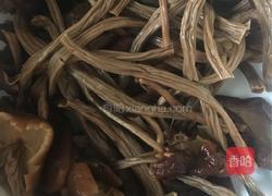 茶树菇排骨汤的做法图解2